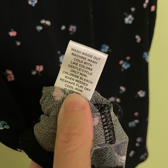 ELLE Ditsy Floral Turtle Neck Camisole Tank Top - Picture 2 of 5